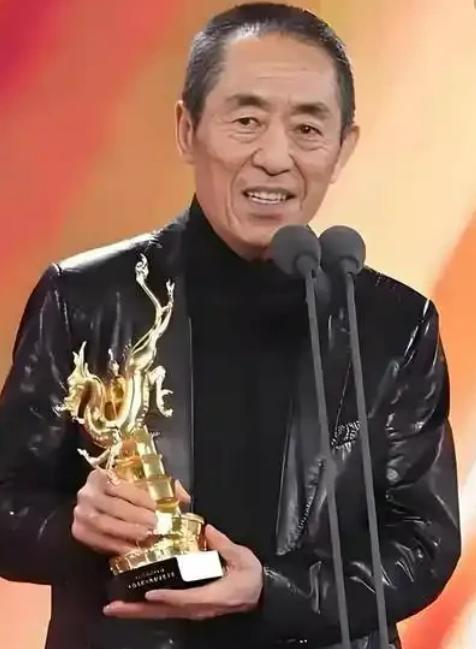 副导演傅闱玮自己爆料
张艺谋工作室选新人的固定考题
结果把自己也给爆出来了

他