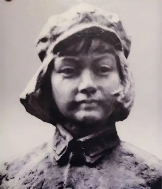 1929年，朱德正和妻子睡觉，突然十几个敌兵破门而入，大喊：“谁是朱德！”危急时