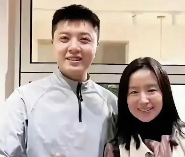 怎么到处都在传是董洁的男友？也许是亲朋呢？小伙子长得非常帅，模样没得说，年龄肯定