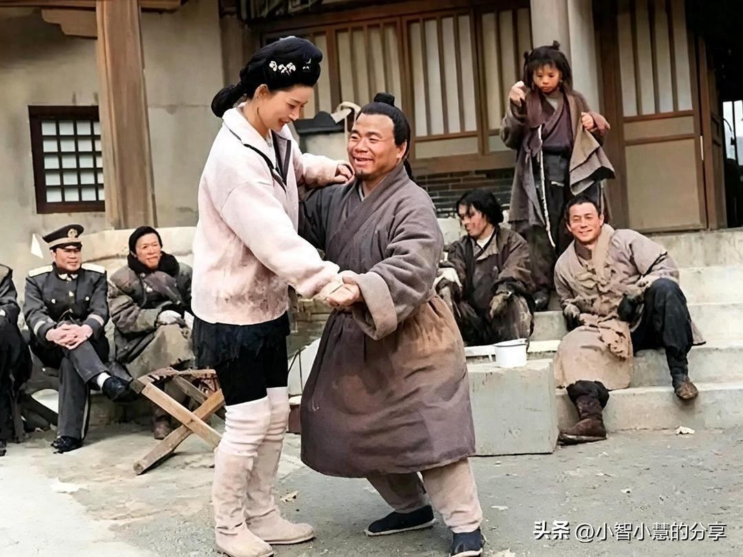 这是90年代气质美女王思懿跟宋文华在片场时互动的情景，别看宋文华个子不怎么高挑，
