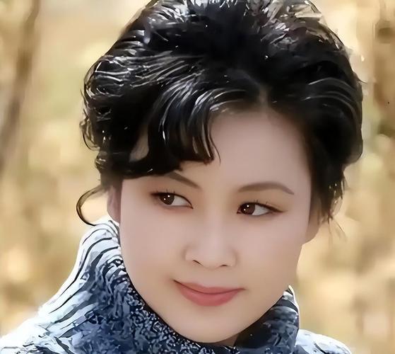 金铁霖一句善意谎言成全两人一生！李谷一的半生缘分太治愈✨
 
李谷一嫁给金铁霖，