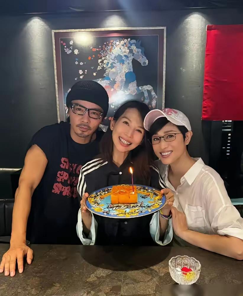 幸福的娘娘。生日当天有老公相伴，有好友相陪。蔡少芬、张晋、陈法蓉三个人加起来有1