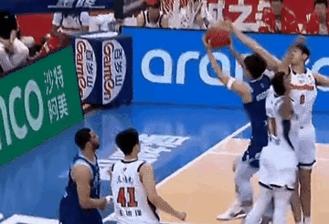 黄明依的表现还是不错的。为什么有上场机会？因为加时赛，没有人了，杜峰不换不行了，