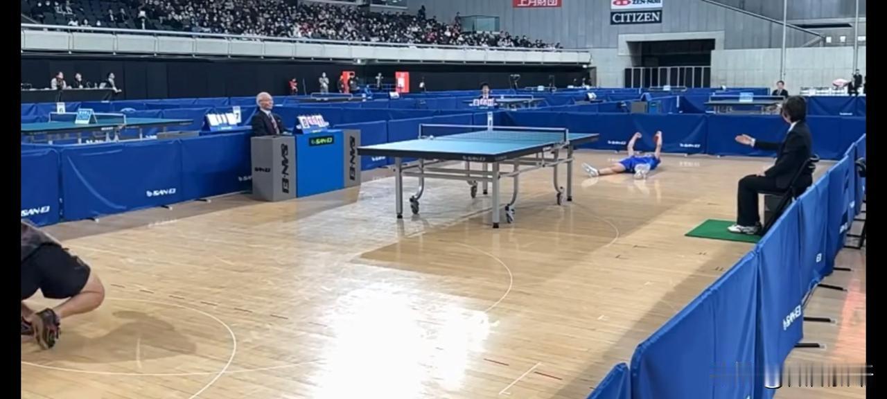 川上流星夺冠后倒地庆祝，这动作看着有点熟悉，原来是学习他的偶像王楚钦的庆祝动作了