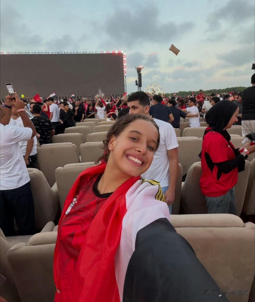 🇪🇬🏓汉娜·高达和家人朋友一起观看世界杯的比赛⚽自拍 ​​​
2026.6