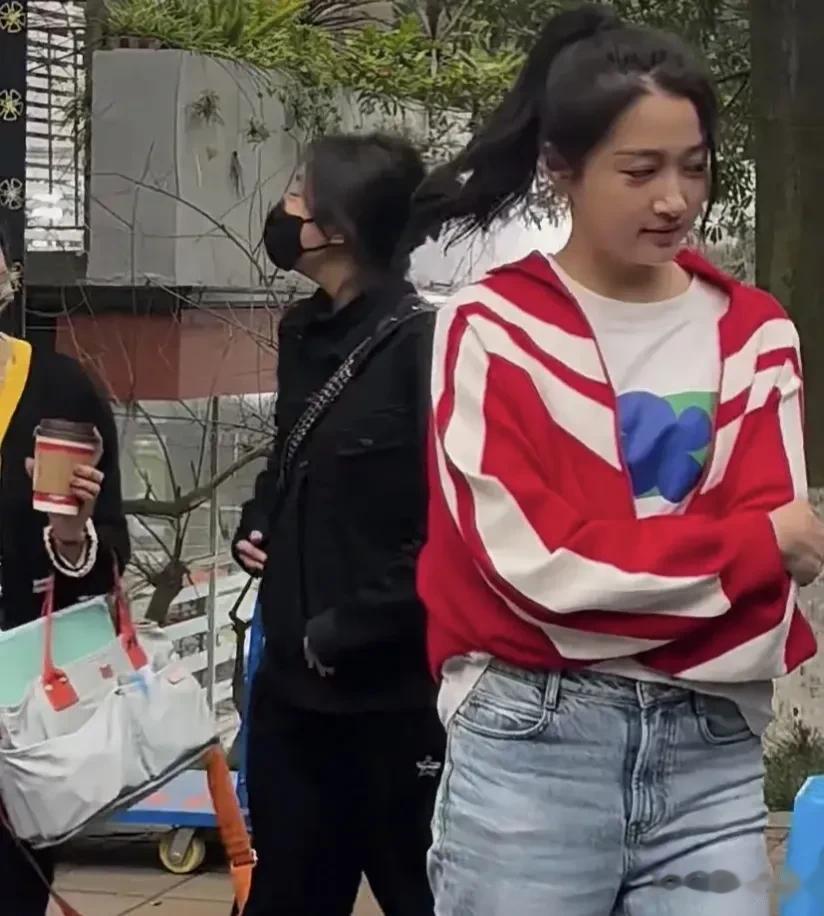 关晓彤真不愧是内娱小花的颜值担当，真的是天生丽质，就算是素颜也这么的光彩夺目，这