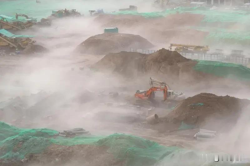 现在最戳中基层监理人的痛点，早已不是工资迟发、底薪被压到三四千，而是常年泡在工地