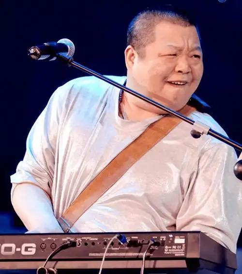 54岁的臧天朔，在死前半年，把2000万的家底和所有值钱的手表、金链子，全砸进了
