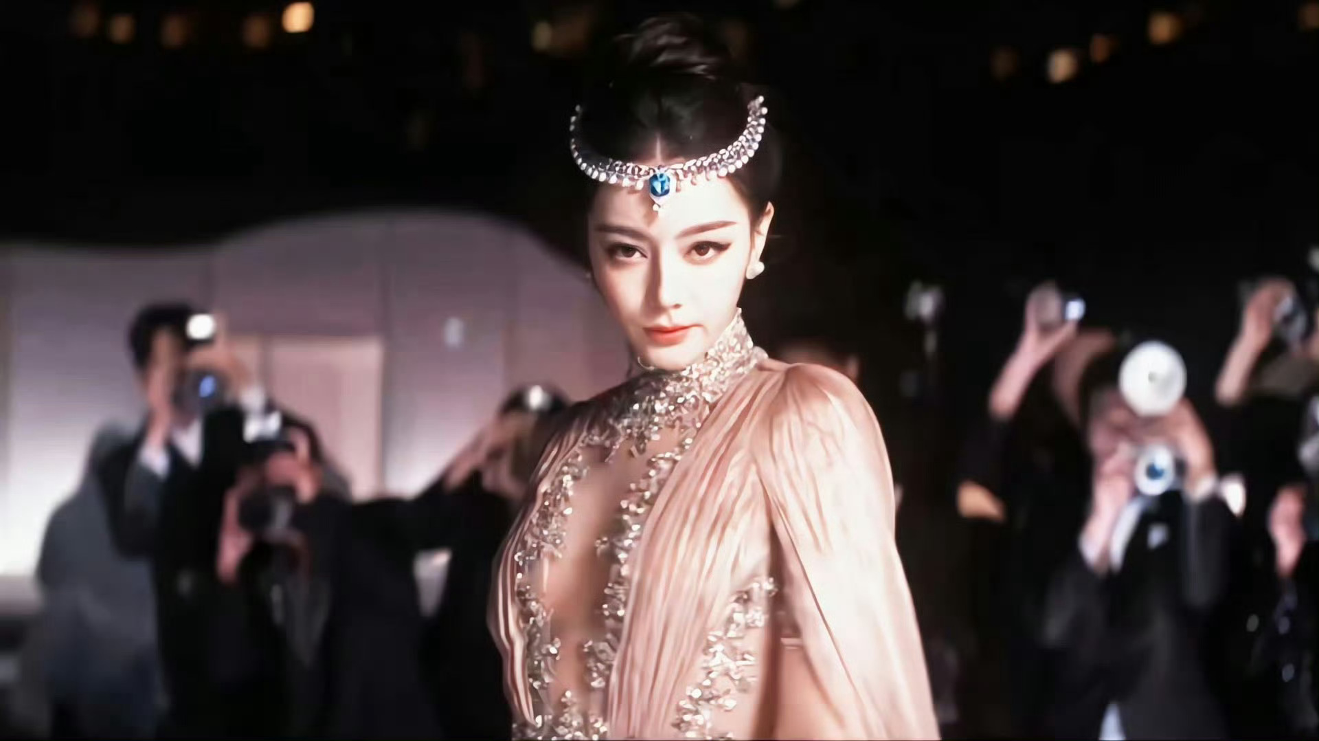 昨晚Vogue时尚盛典微信指数，无人破亿说明活动办得不咋出圈1️⃣热巴5000多