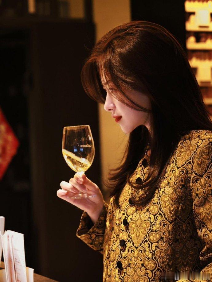 朱珠的贵气感穿搭夯爆内娱朱珠的侧颜确实很曼妙 谁被朱珠的细节打动！配饰少而精，穿