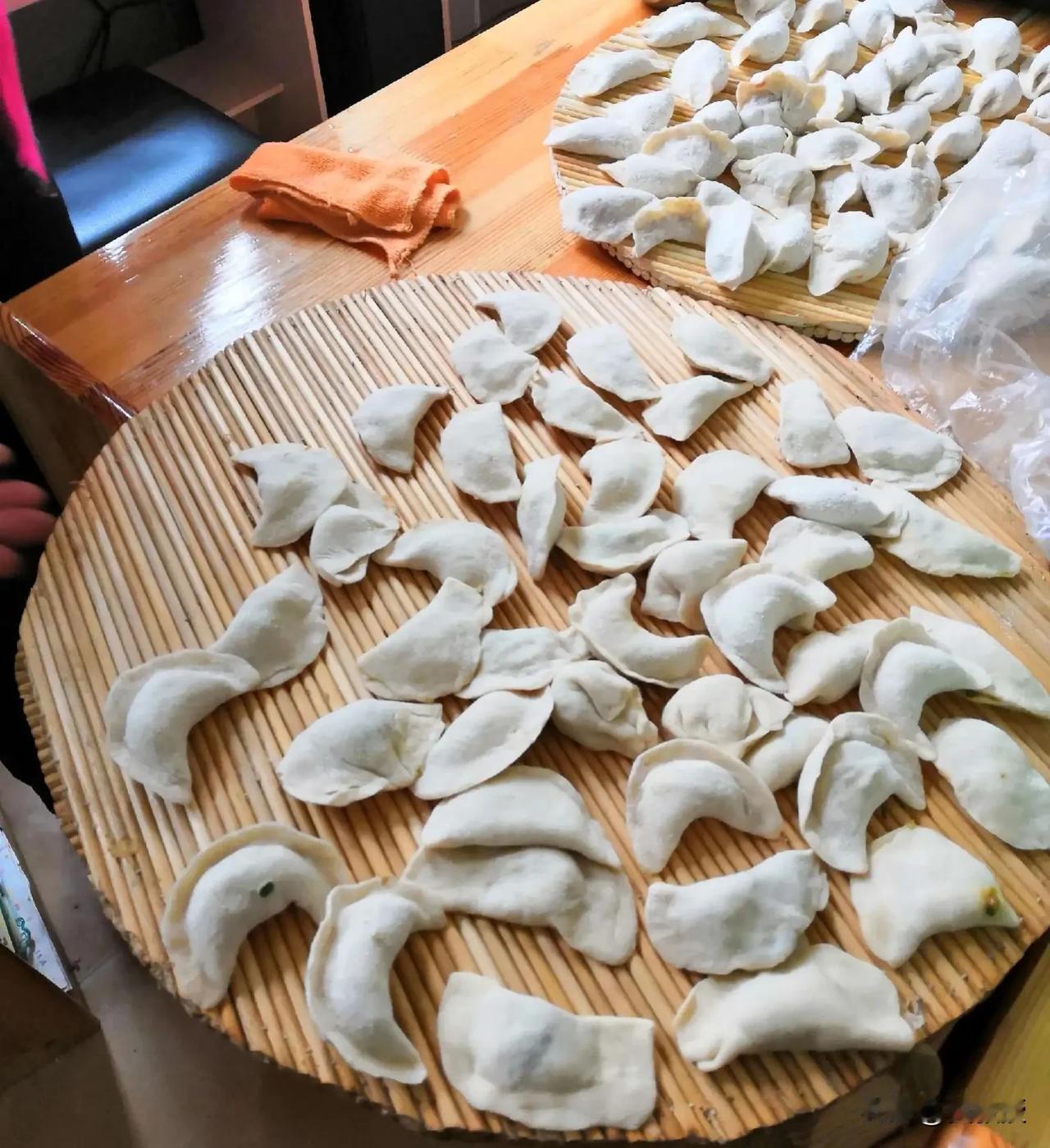 最近又看到不少人
想给泽连斯基包饺子
弱弱的问一下
这饺子🥟都包三年了，啥时候