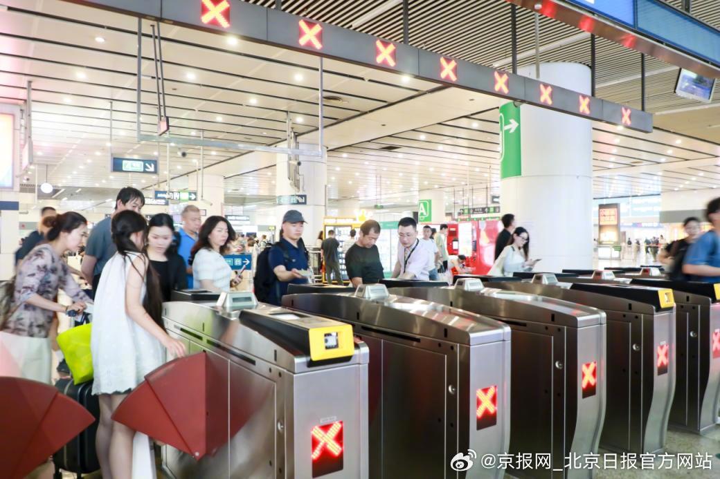 【北京地铁将迎全年客流最高峰！26条通游公交带你游景区】暑假将至，本市公交、地铁