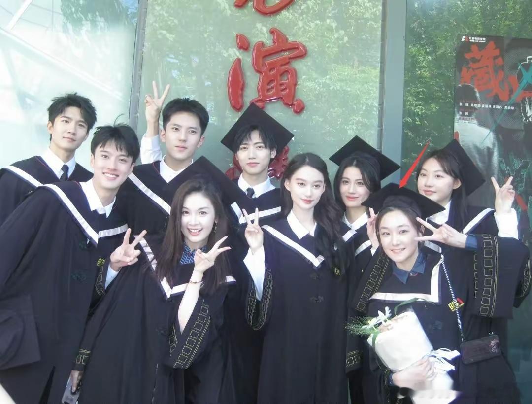 #孙俪妹妹北电毕业照##孙俪妹妹北电毕业# 孙俪妹妹北电毕业照曝光，据悉，孙艳与