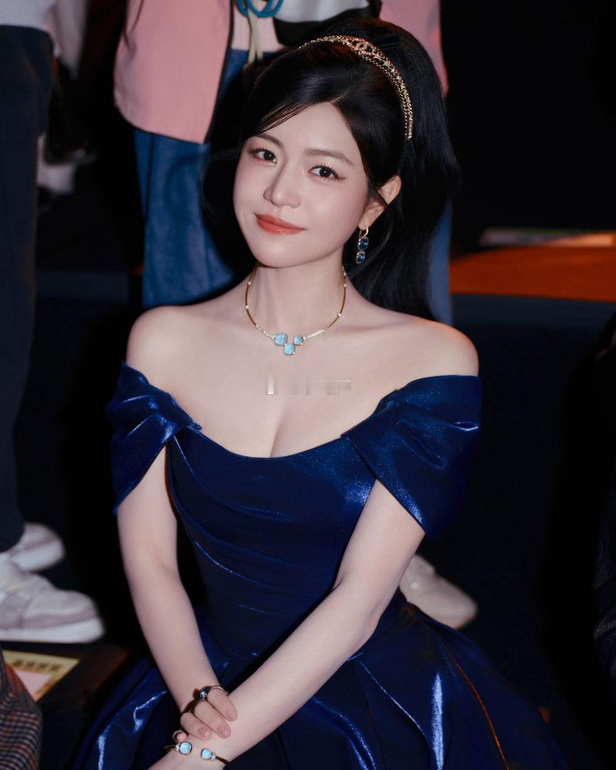 这套造型我直接封神！丝绒发带挽起蓬松半扎发，像极了复古画报里的名媛千金。藏青色缎