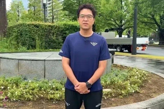 联合早报今天报道：“民进党台北市长参选人沈伯洋出访日本，在东京街头跑步时身穿防弹