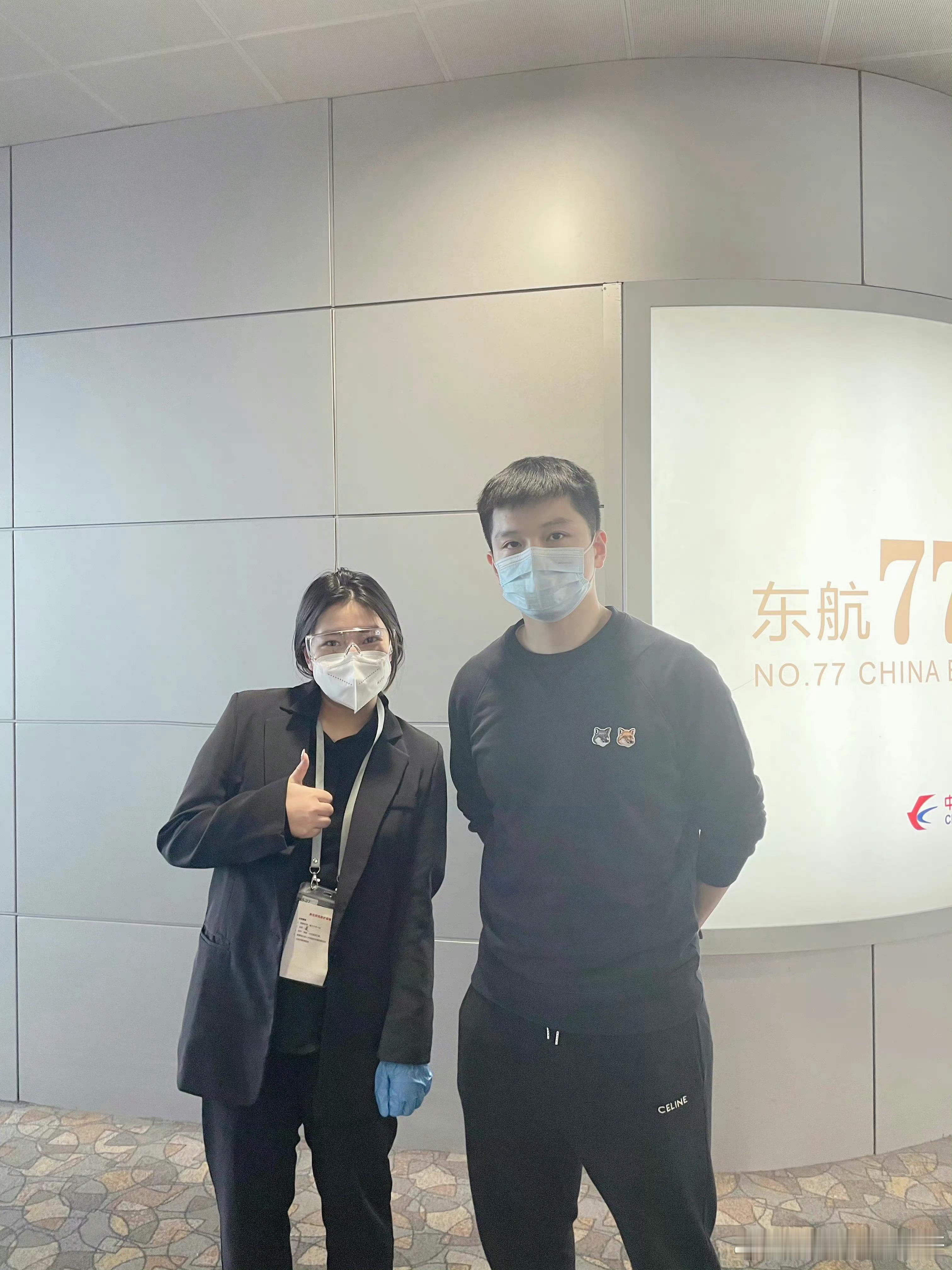 哎！ 右边的男子当时其实才24岁！ 