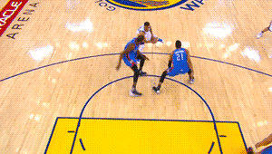 因为库里这逆天的一球，杜兰特才考虑加盟勇士的。