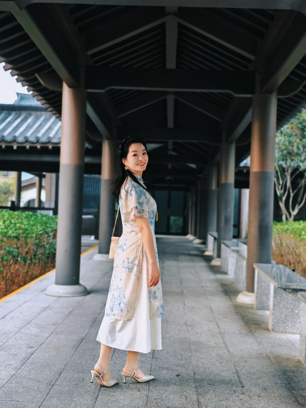 夏天还是穿淡雅的服装比较上镜，这高跟鞋衬托曼妙的身姿。