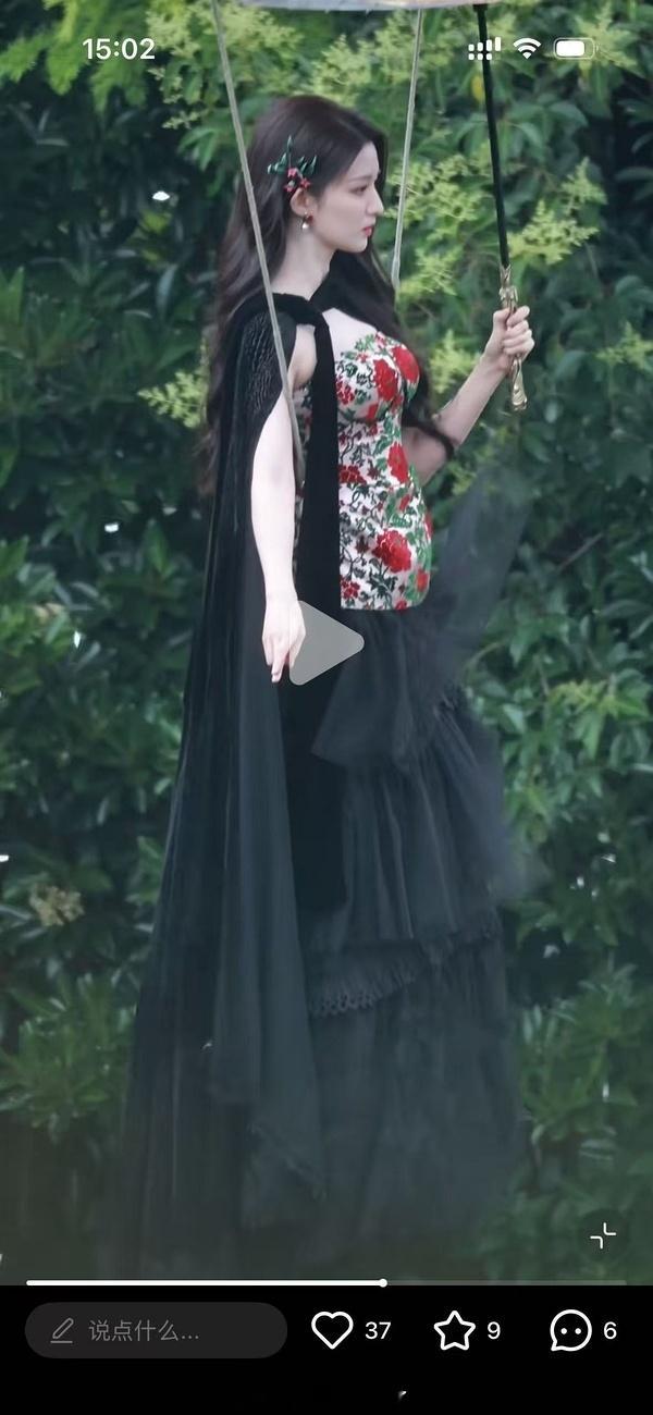 易小雅给王楚然搭配的造型侧面好雷人啊，这也太显肚子了，她本人明明很瘦 