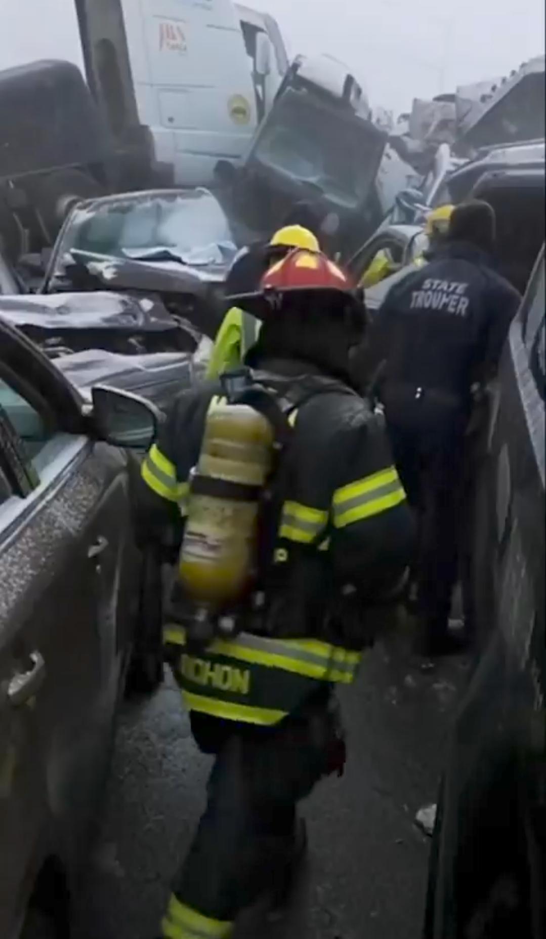 11月29日周六，因大雪天气及低能见度影响，美国70号州际公路靠近伊利诺伊州边境