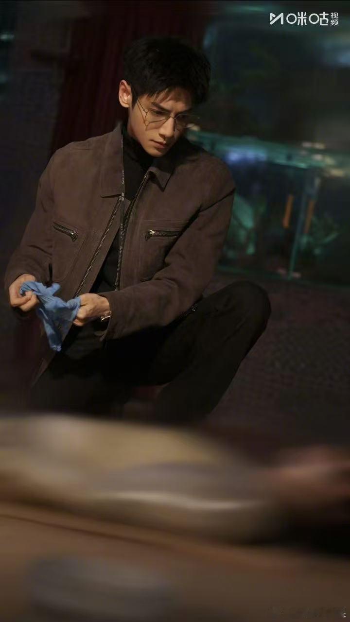 剥茧齐思哲的OOTD罗云熙白大褂金丝眼镜鲨疯了 罗云熙这次真的突破好大，白大褂加