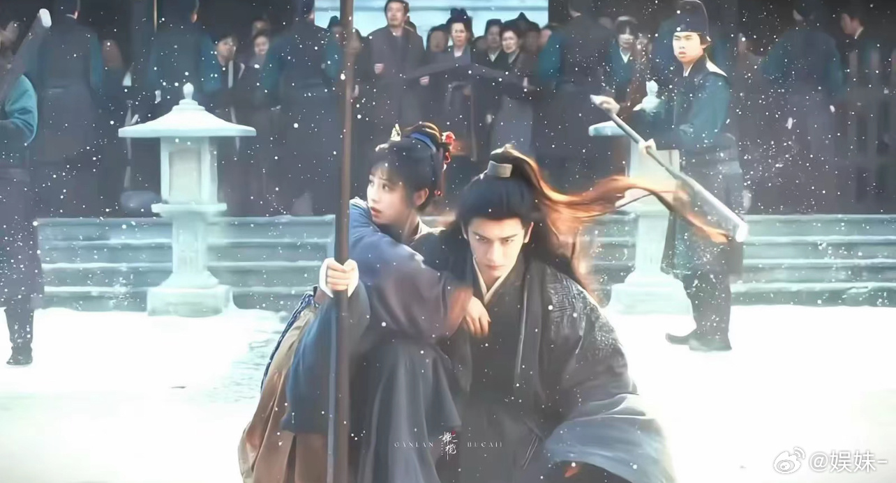 我惹祸了就这样趴张凌赫身上 