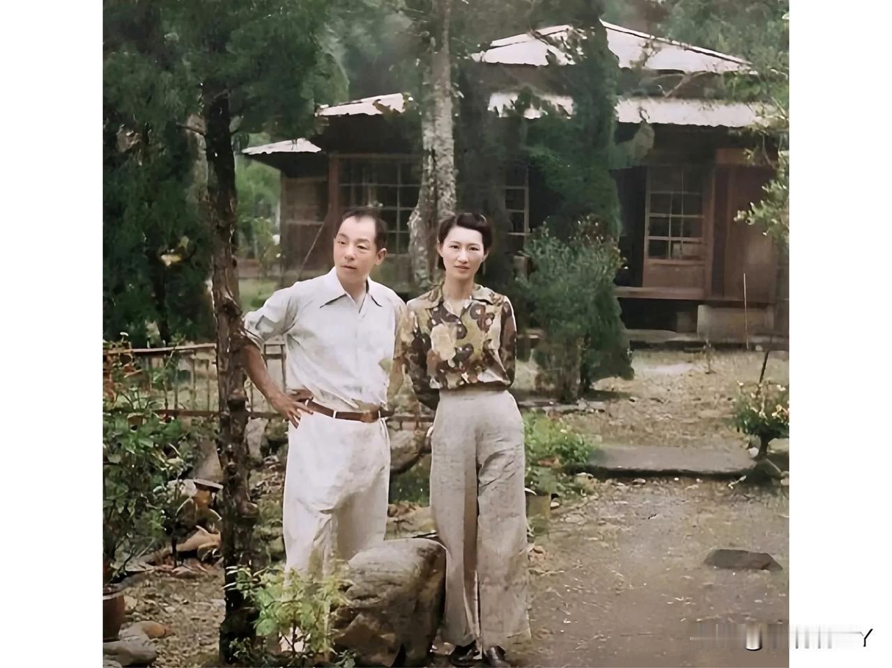 幽禁中的张学良将军与赵一荻，曾经的帅哥与美女，合影留念。
