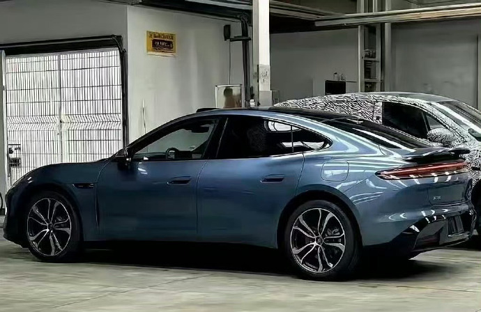 尚界Z7实车曝光，半隐藏式把手很文明，车尾的小尾翼和贯穿尾灯也都有模有样，我觉得