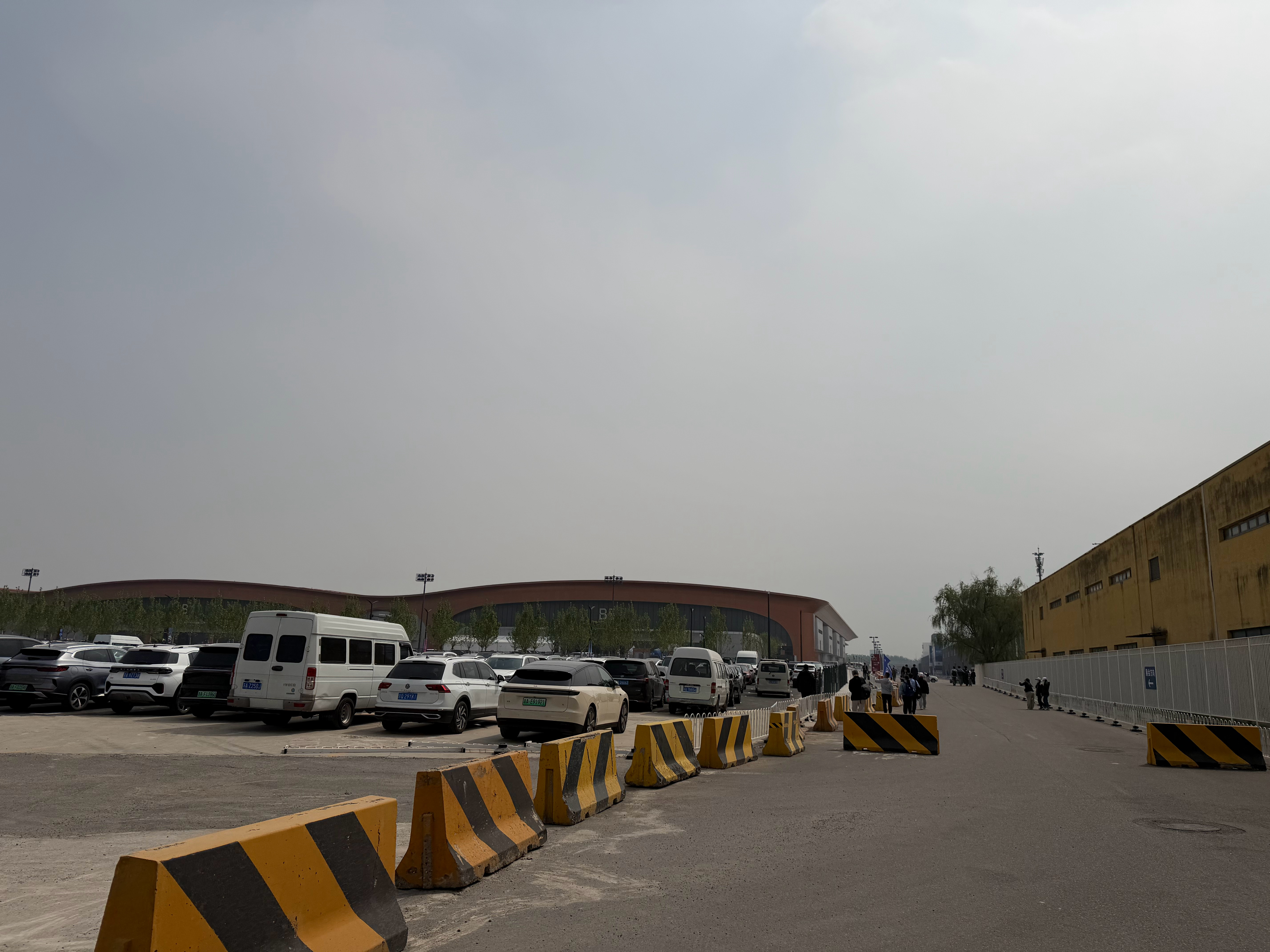 溜达着溜达着，就到车展了，轻松惬意。妈呀，这次展馆可是真大啊 北京·中国国际展览