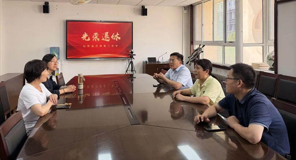 济南二中近日为骆红与田李青两位老师举办荣休仪式，校长何仲明、党委书记贺涛先后致辞