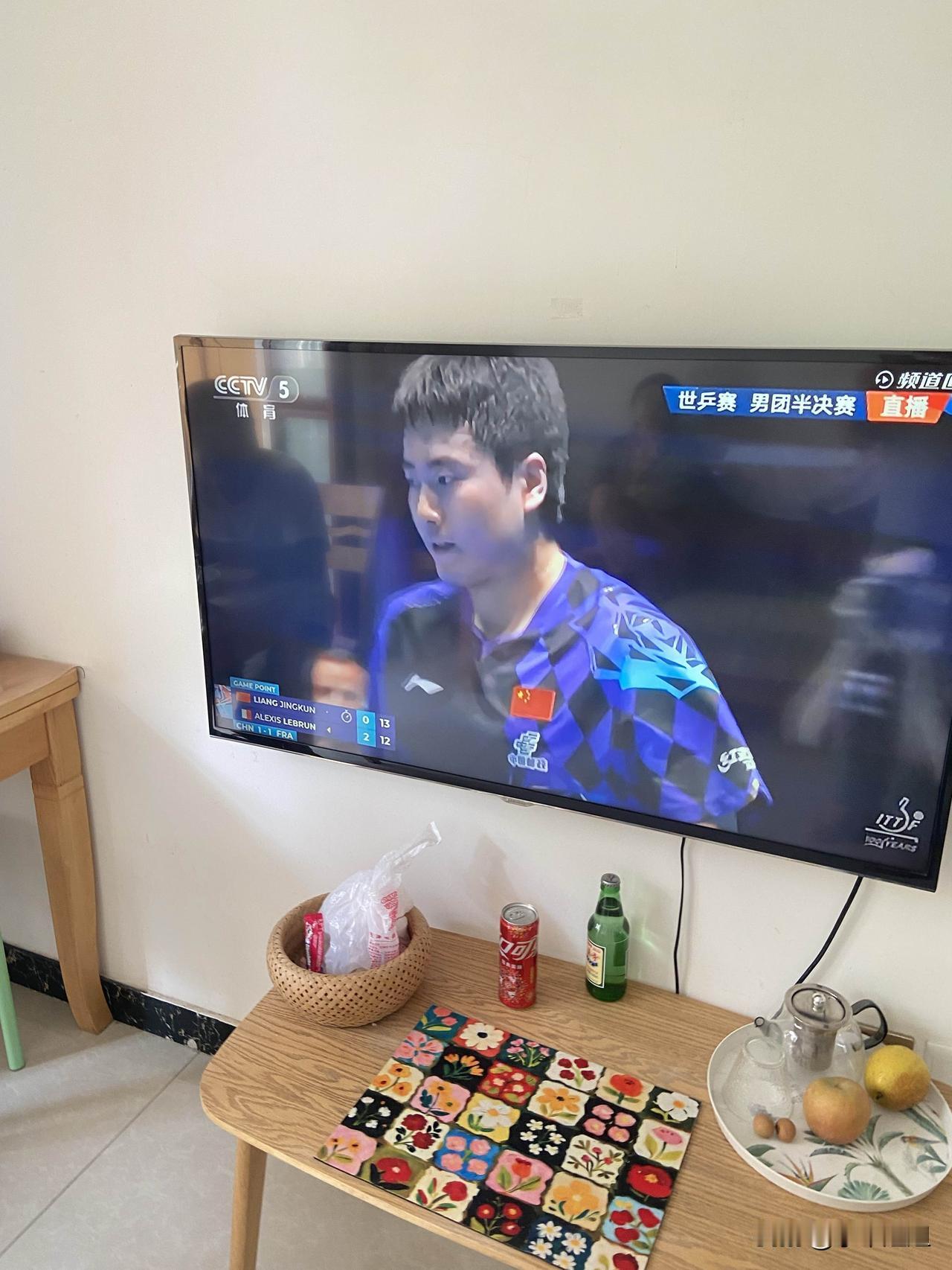 今天凌晨，梁靖崑顶住了压力，以大比分3比2赢得了男子团体半决赛的第三局！
给后面