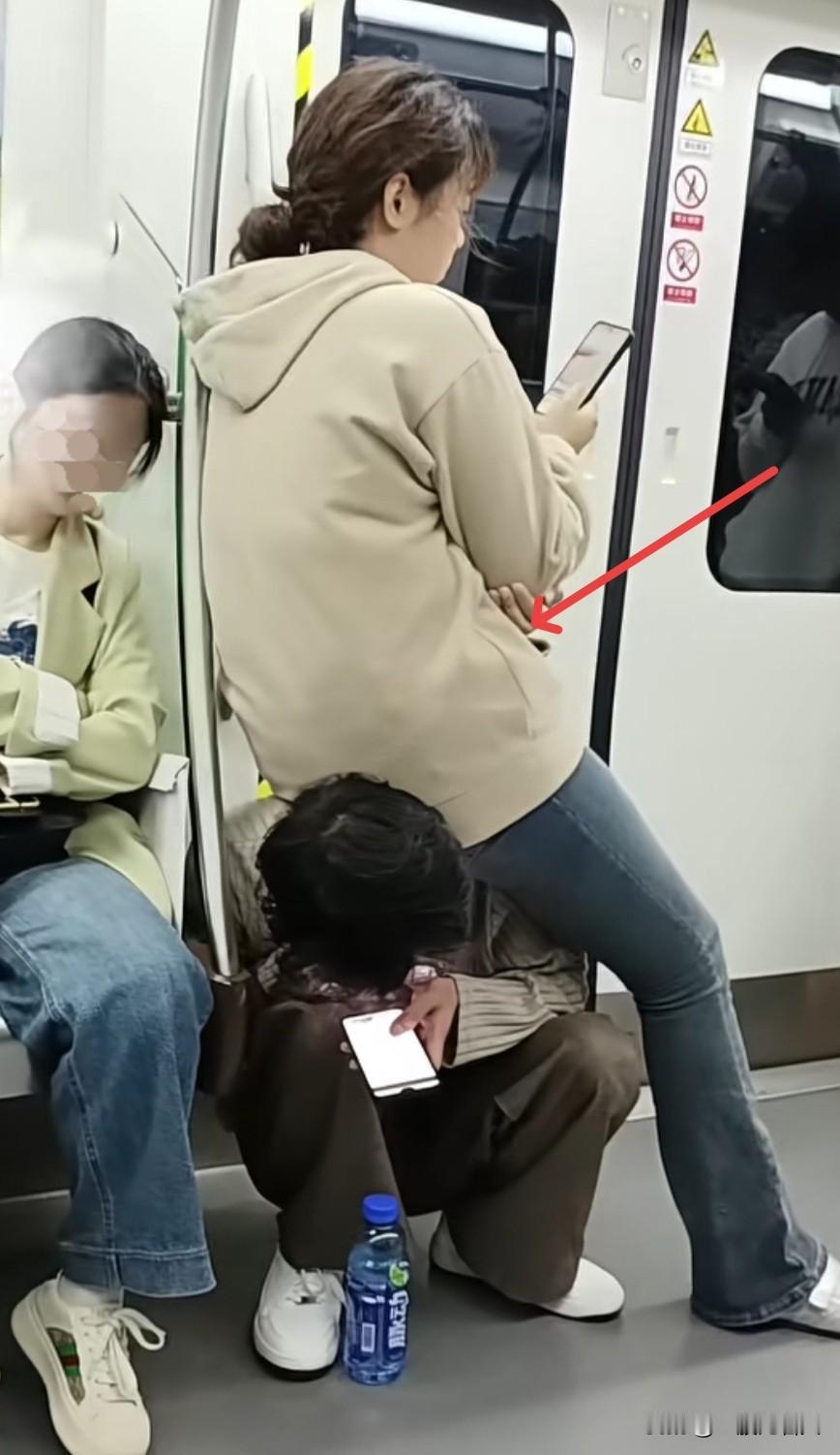 这到底是爱情还是卑微？

四川地铁上，一名女生大喇喇地坐在一个男生的背上，男生则