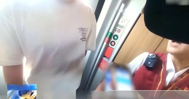 刘女士在高铁上被碰醒了，换做你，会怎么做？
很多人可能选择忍了，觉得丢人、算了、