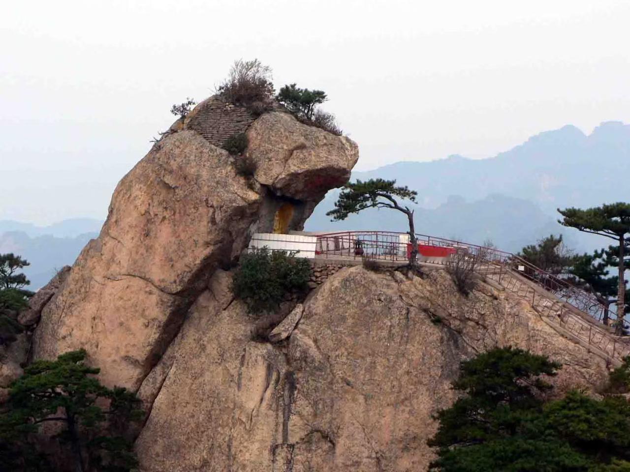 上联:   飞瀑流泉吟雅韵；
下联：会当绝顶舒豪情。