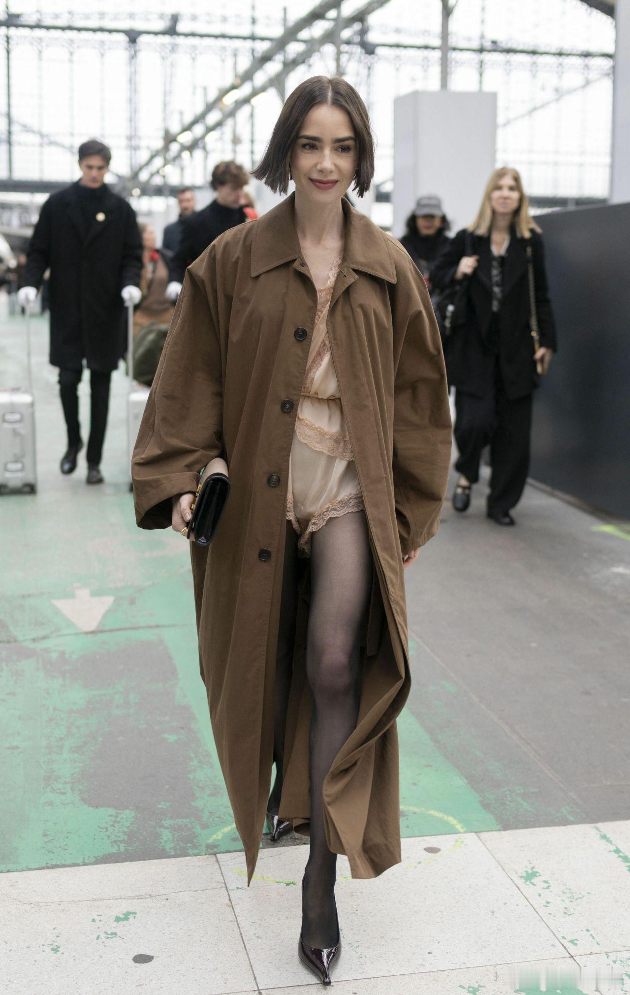 Lily Collins昨日和《艾米丽在巴黎》剧组出现在巴黎奥斯特里茨火车站，她