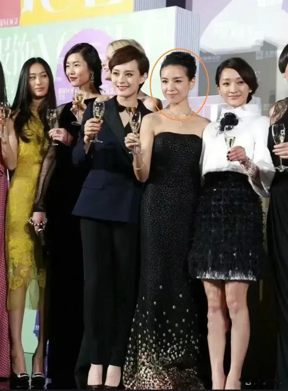 董洁不愧是学过舞蹈，气质碾压超模！当她和孙俪、周迅、刘雯等站在一起时，竟然赢得如