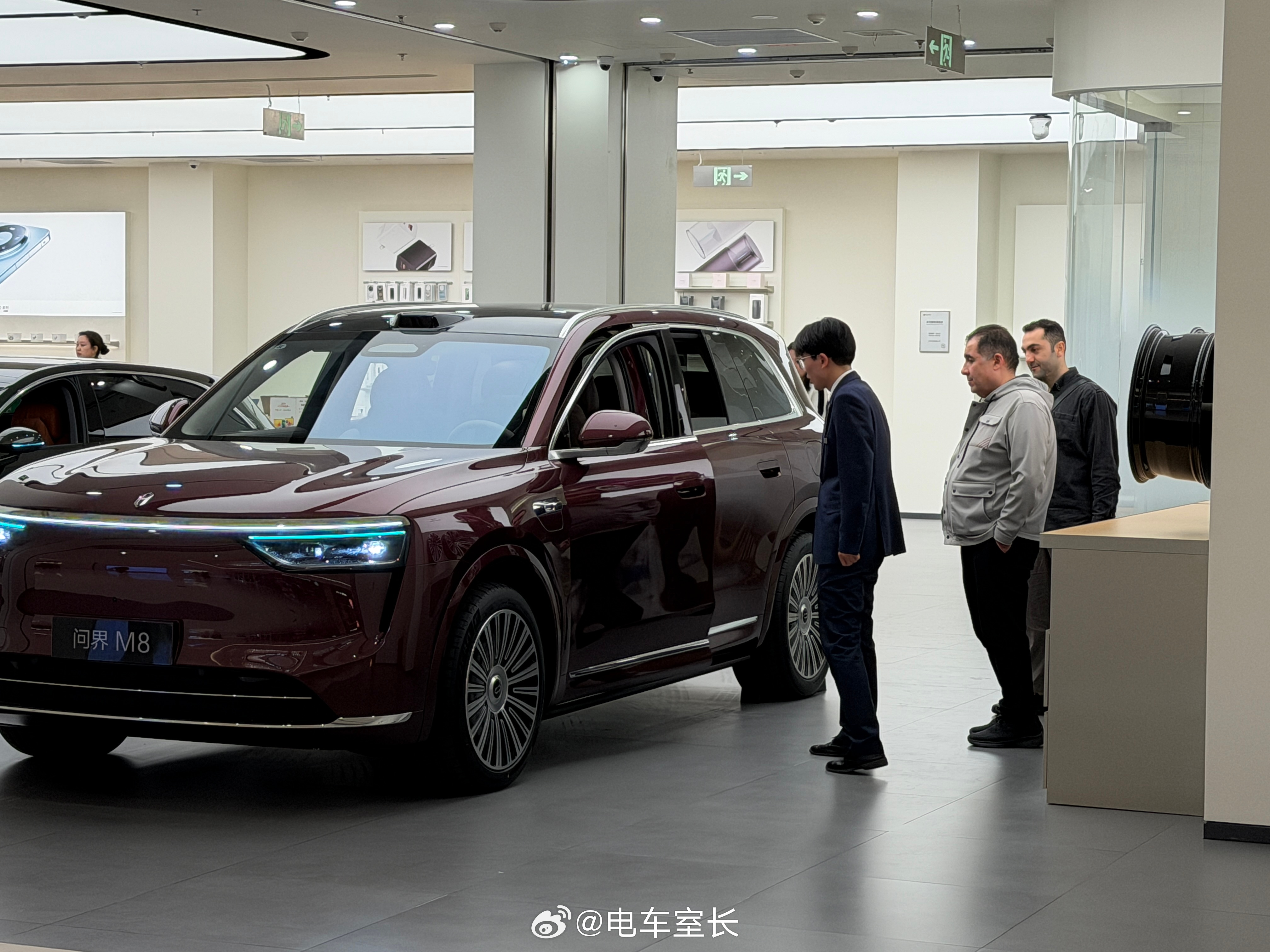 老外来看问界M8啥也不关注先说你能不能给我展示一下那个隔空开门