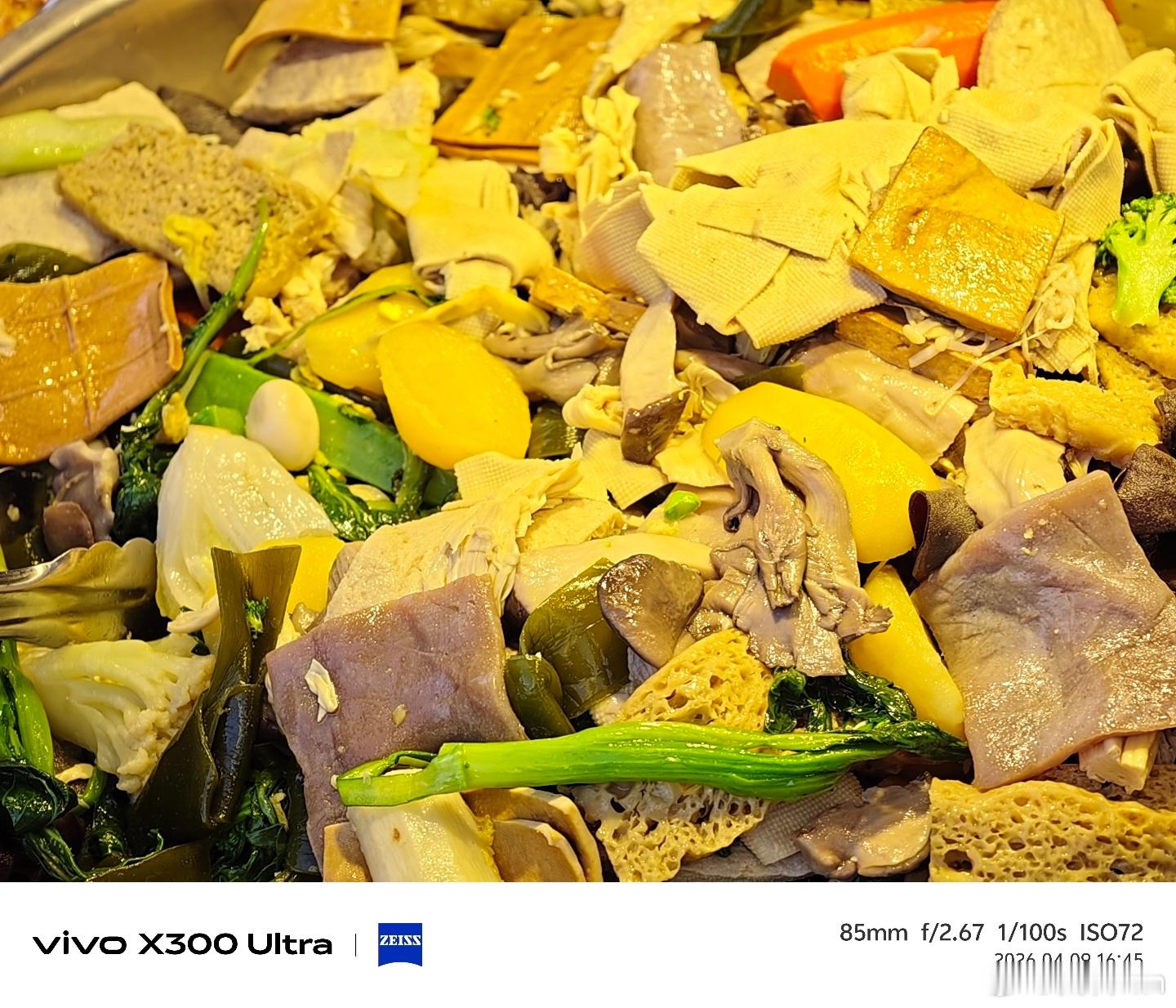 家门口新开了一家卤菜小摊每天就出摊半天卖完营业额在1600左右你们说利润有多少？