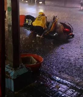 破防了！成都，29岁小伙加班后点了一份18.5元的夜宵，等了一个小时还没送到。骑