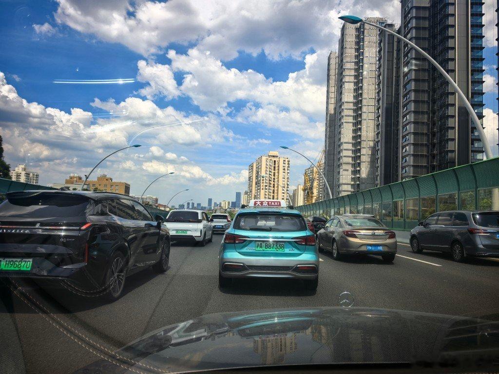 上海天气太好了中环上中路隧道浦西入口这里的拥堵，都是在选道的，要上南北高架的走右