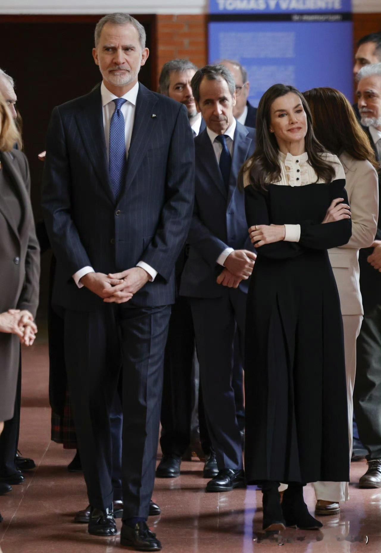 情人节前夕，国王夫妇出席活动！黑白连衣裙优雅，和国王搭配了情侣装，细节好评！