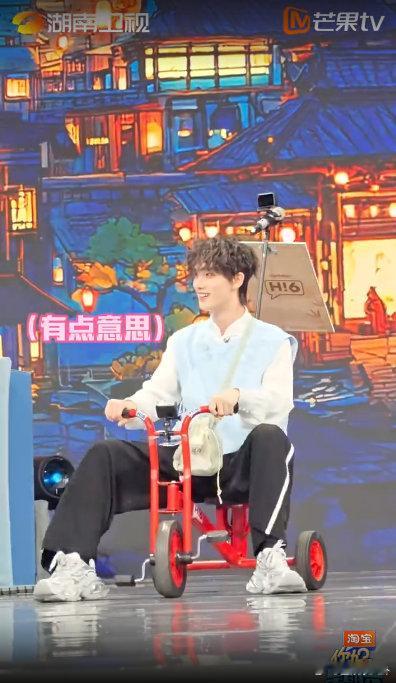 丁程鑫试驾累的是孟子义王星越 你好星期六 好六舞台上，丁程鑫对试驾小车兴趣满满，