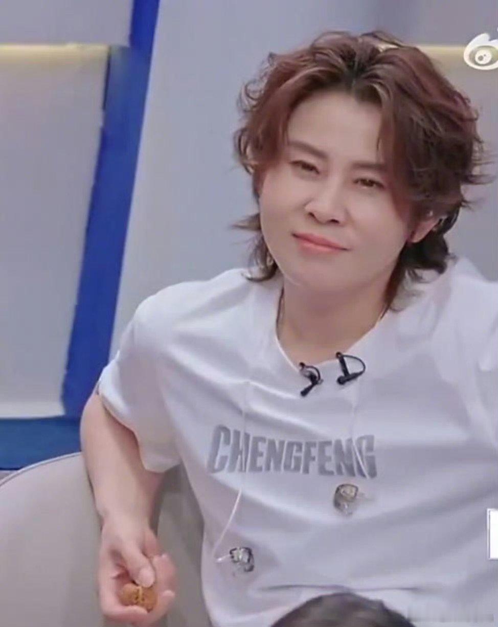 王濛看李小冉唱歌的眼神王濛看李小冉唱歌的表情 王濛看李小冉唱歌的眼神，好甜啊浪姐