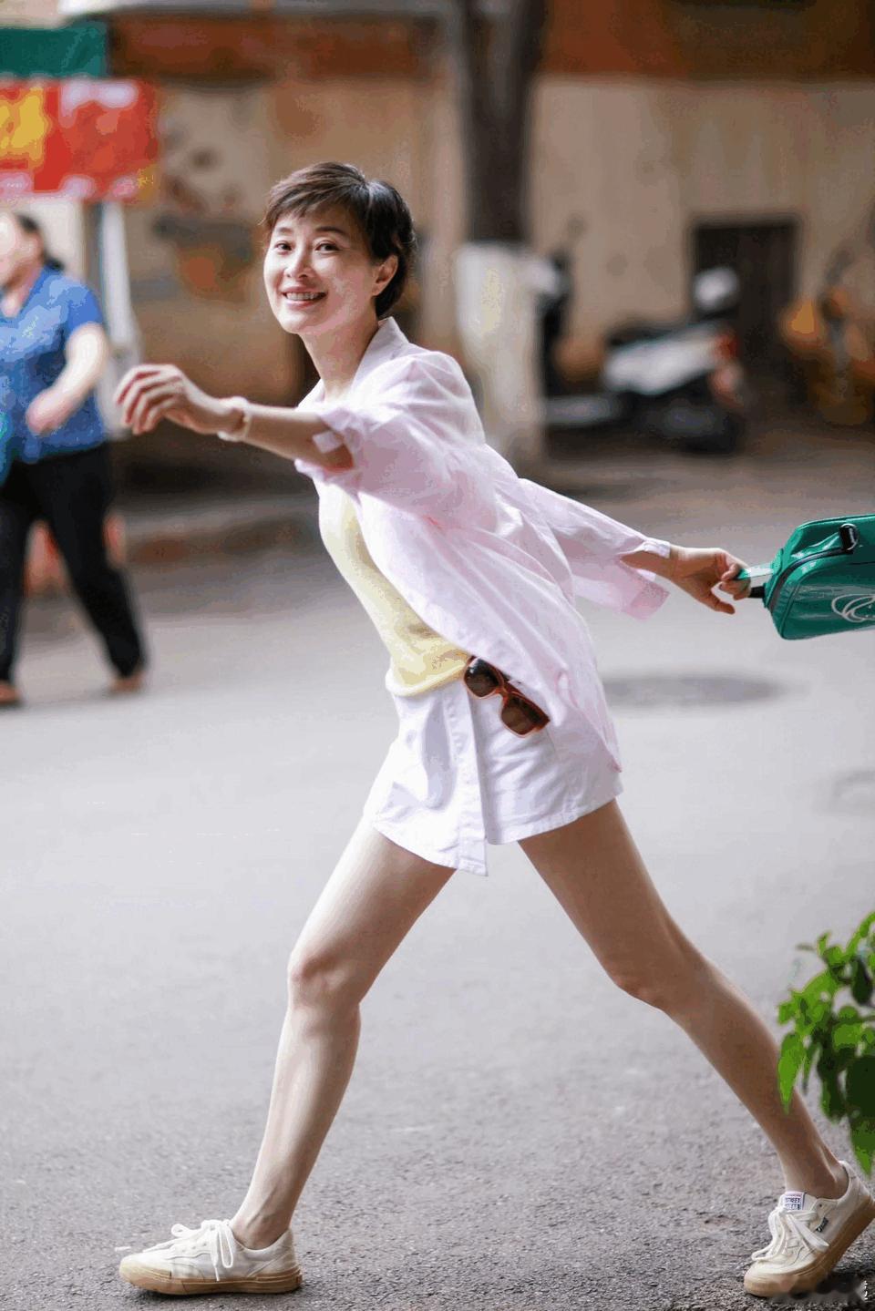 吴越被主持人问，“多年没恋爱，至今未婚，人生有遗憾吗？”
她说，我从来没有什么不