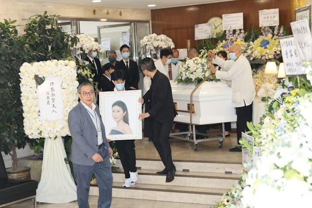 香港著名演员黎淑贤今天出殡，四个儿子陪妈妈走完最后一程，长得这么漂亮，家里又有钱
