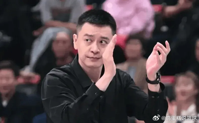 杨鸣 杨鸣指导评价杜锋：杜锋4个月前是全运冠军，但只要不及预期就会遭受争议。杨导
