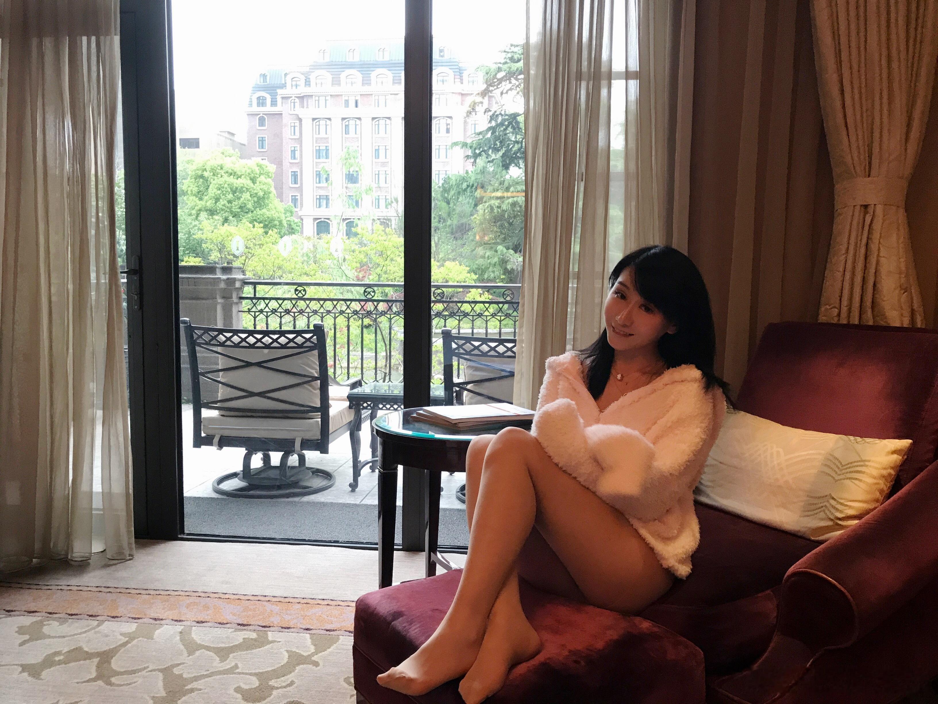 不必为终点焦虑，好好接住眼前的阳光、晚风与爱意，就是最好的人生。 