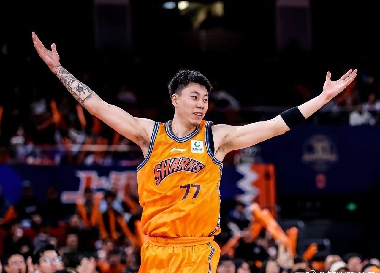 据球迷消息，上海男篮核心锋线、这名“5D型”球员张镇麟将计划赴美特训。
不少球迷