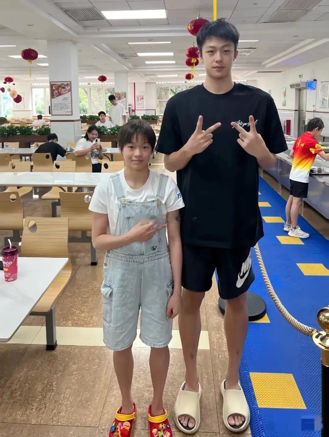 💰💰💰💰同龄人的差距[笑哭]全红婵icon：你能不能蹲下来点！ ​​​