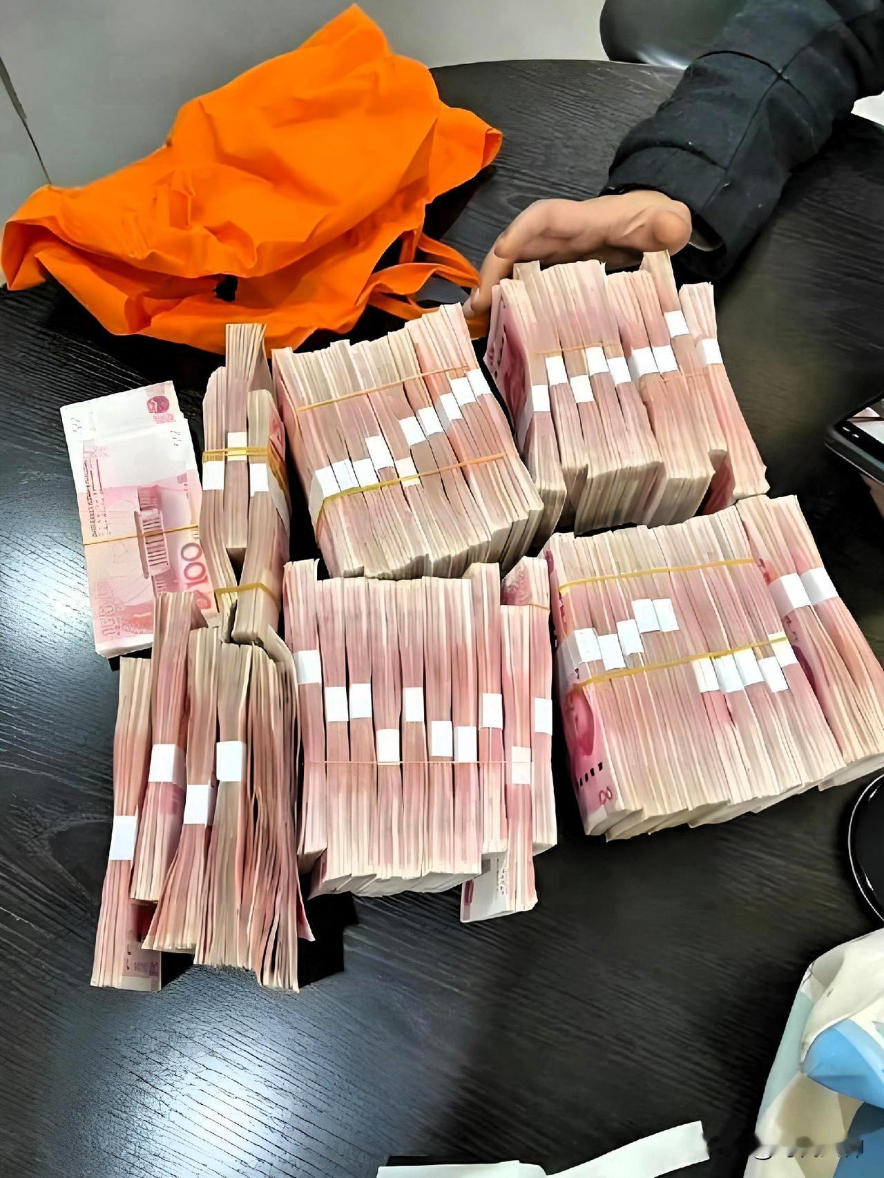 钱啊钱，想你想你真的太想你！
不是我物质，是生活太现实。
病了需要你，累了需要你